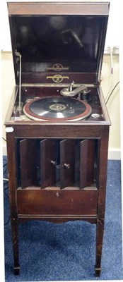 Lot 2136 - A Columbia Graphonola Cabinet Gramophone No.124a in oak case