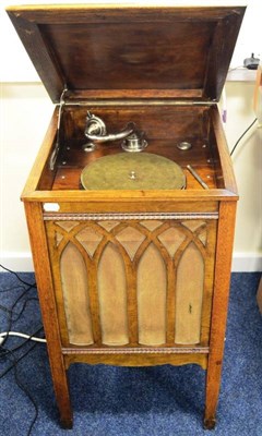 Lot 2138 - Cabinet Gramophone in oak case with interlocking arch design to front, no makers mark