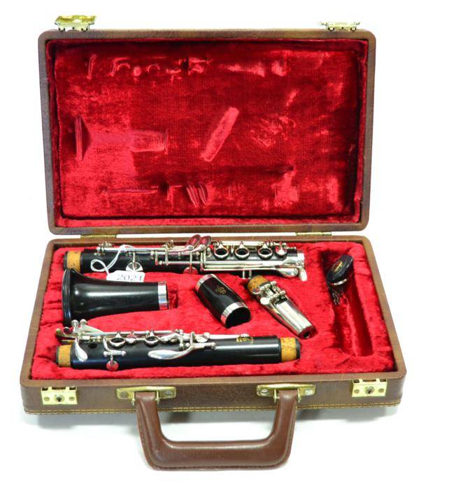 Lot 2021 - Boosey & Hawkes Symphony 1010 Clarinet with original barrel and No.2 B&H 1010 mouthpiece,...