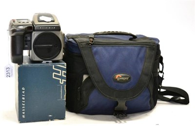 Lot 2313 - Hasselblad H2 Camera no.3043340, with prism viewer and film back (back with original box)