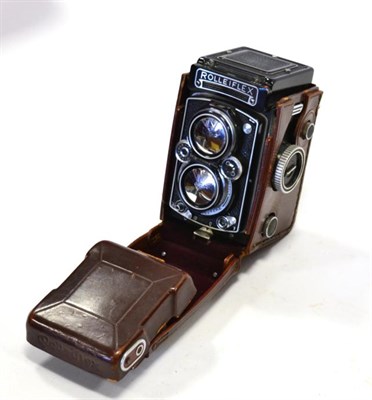 Lot 2339 - Rolleiflex 3.5 Camera no.1859850, with Schneider-Kreuznach Xenotar f3.5, 75mm lens, in leather case