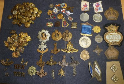Lot 87 - Militaria, including cap badges, rank badges, buttons, sweetheart and other brooches, cloth...