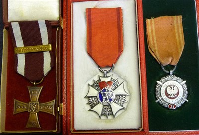 Lot 45 - A Polish Order of the Banner of Work, 1949, cased; a Polish Cross of Valour, 1944, cased; a...