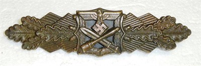 Lot 212 - A German Third Reich Close Combat Bar, bronze class, the reverse with sword shape pin and...