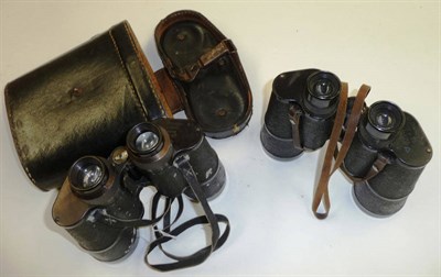 Lot 159 - A Pair of Second World War Leitz 10 X 50 Dienstglas Binoculars, in black enamel with crinkle grips