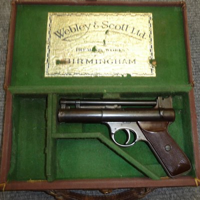 Lot 418 - PURCHASER MUST BE 18 YEARS OR OVER A Webley Senior .22 Calibre Air Pistol, numbered S17117,...