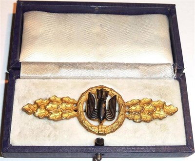 Lot 124 - A German Third Reich Combat Clasp for Bombers, Gold Class, the back stamped JMME, with sword...