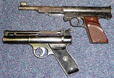 Lot 386 - PURCHASER MUST BE 18 YEARS OR OVER A Webley Senior .22 Calibre Air Pistol, numbered 466, with...