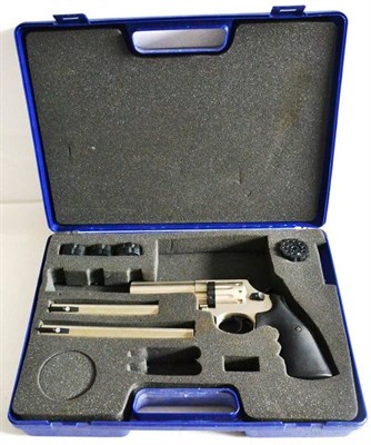 Lot 448 - PURCHASER MUST BE 18 YEARS OR OVER A German Umarex Smith & Wesson 686 .177 Calibre Co2...