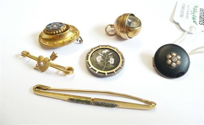 Lot 259 - Jewellery, including a diamond and emerald set bar brooch, a compass pendant, a diamond set...