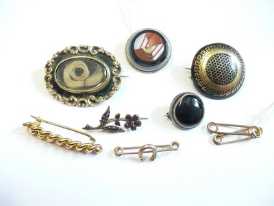 Lot 262 - Jewellery, including a hardstone brooch, a mourning brooch, a tortoiseshell pique brooch, an...