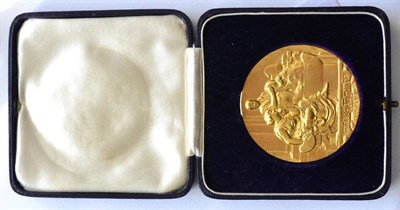 Lot 14 - The Society of Dyers and Colourists, a 22ct gold medal, obverse with a relief figurative scene, the