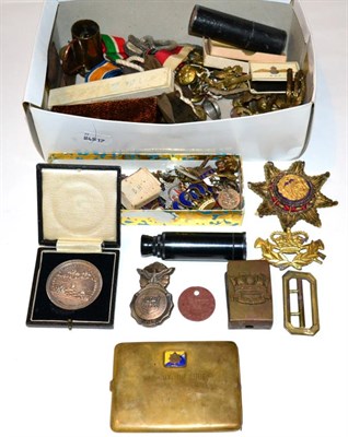 Lot 133 - Militaria, including sweetheart brooches, badges, buttons, Trench Art etc