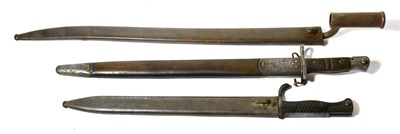 Lot 361 - A German 98/05 Butcher Bayonet, second pattern, the saw-back steel blade stamped WAFFENFABRIK...