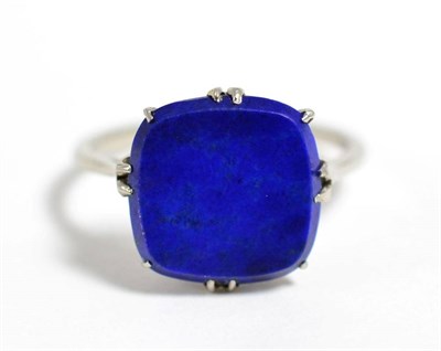 Lot 123 - An Art Deco lapis lazuli ring, finger size N, 4g