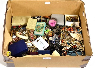 Lot 279 - A quantity of costume jewellery, including paste set brooches, beaded necklaces etc