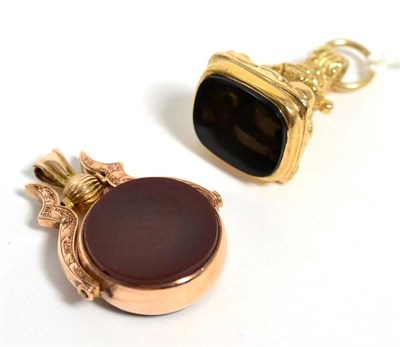 Lot 312 - A 9 carat gold bloodstone and carnelian swivel fob and an onyx fob seal, 21.1g gross (2)