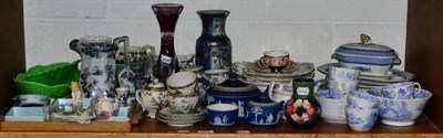 Lot 402 - A quantity of ceramics to include: a Chinese blue ground vase (a.f.); a Wedgwood three piece...