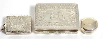 Lot 431 - A small octagonal George III silver vinaigrette, John Turner, Birmingham 1804 (split to cover);...