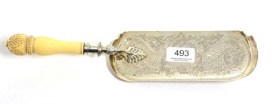 Lot 493 - A silver crumb scoop