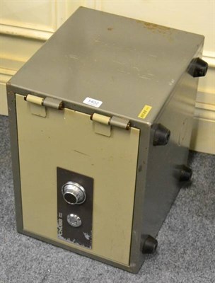 Lot 1422 - Chubb Milner range fireproof safe (with keys)