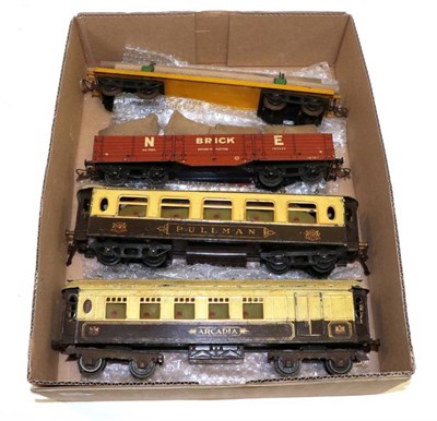 Lot 3226 - Hornby O Gauge Two Pullman Coaches, Arcadia and Pullman saloon (both F) together with two No.2...