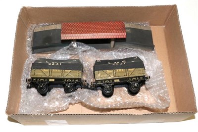Lot 3237 - Bing O Gauge Through Platform, 13'', 33cm, together with two LMS Tarpaulin wagons (all G) (3)