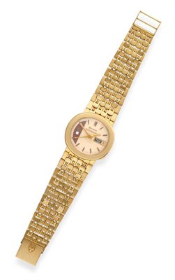 Lot 2245 - An 18ct gold Electronic Calendar Centre Seconds Wristwatch, signed Bulova, model: Accuquartz, circa