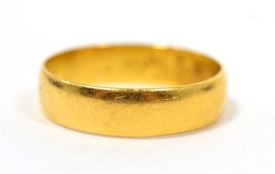 Lot 62 - A 22 carat gold band ring, finger size P, 3.7g