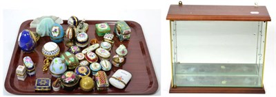 Lot 80 - A collection of ceramic eggs and boxes with small display case
