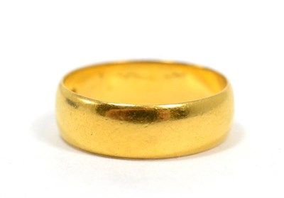 Lot 225 - A 22 carat gold band ring, finger size M1/2, 4.3g