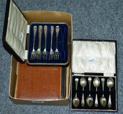 Lot 378 - Three cased sets of silver spoons and a cased set of pickle forks