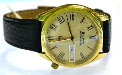 Lot 398 - A 14 carat gold electronic calendar centre seconds wristwatch, signed Bulova, Accutron, circa 1975