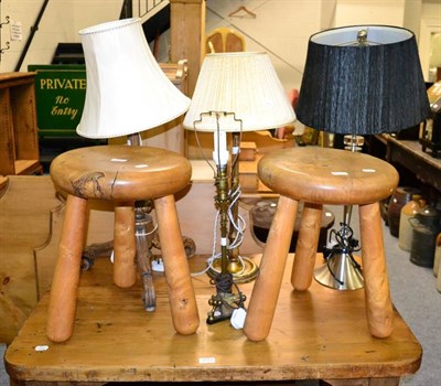 Lot 1114 - A pair of burr wood stools and four various table lamps (6)