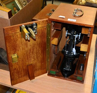 Lot 1311 - C Baker (London) stereo microscope no.20056, black lacquered stand, fine/course focussing in...