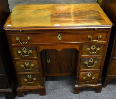 Lot 1386 - A early 20th century George III style mahogany kneehole desk