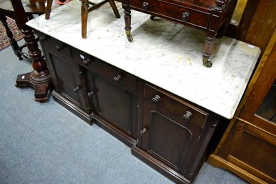 Lot 1439 - A marble topped mahogany washstand