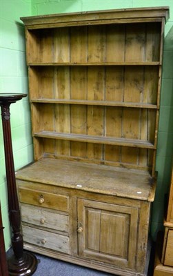 Lot 1463 - A small pine farmhouse dresser and rack