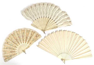 Lot 50 - An Early 20th Century Carved and Pierced Bone Fan, the double leaf mounted à la Sultane, silk...