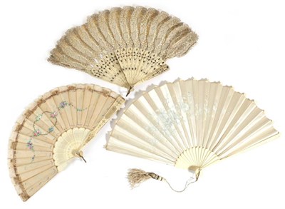 Lot 50 - An Early 20th Century Carved and Pierced Bone Fan, the double leaf mounted à la Sultane, silk...