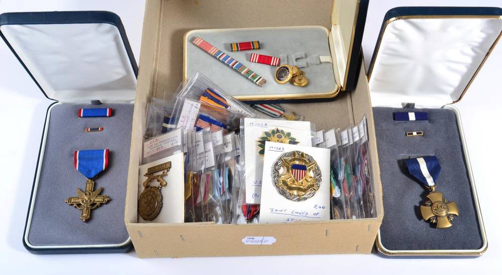 Lot 39 - A US Navy and Marine Corps Navy Cross Medal, with ribbon bar and enamel lapel pin in Arrow...