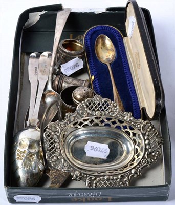 Lot 280 - An Edwardian silver pierced dish, Birmingham, 1906; with a pair of table spoons, later...