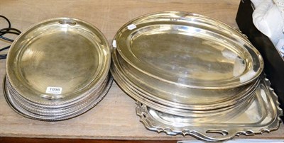 Lot 1098 - A large group of assorted electroplated serving trays and dishes