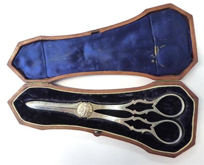 Lot 192 - A pair of Victorian silver grape scissors 1862 in original fiiited case