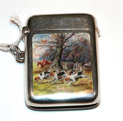 Lot 194 - An Edwardian silver enamelled vesta, circa 1906 decorated with a hunting scene