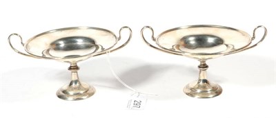 Lot 297 - A matched pair of twin handled pedestal dishes, Goldsmiths & Silversmiths and Holland, Aldwinckle &