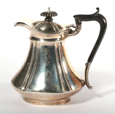 Lot 362 - ~ A silver hot water jug, by Williams of Birmingham, 1913, 14.8ozt