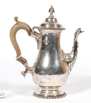 Lot 382 - A small silver coffee pot of George III style, makers mark WW, London 1946, 16.5cm high, 10ozt