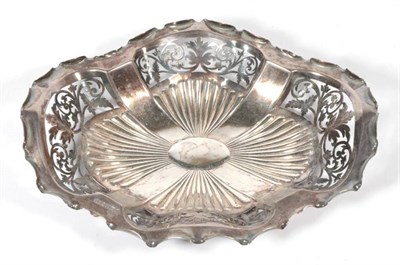 Lot 383 - An Edwardian shaped oval pierced silver basket, Bramwell & Co, Sheffield 1902, 27cm wide, 9.7ozt