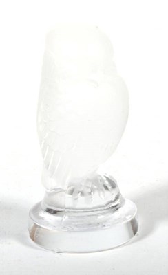 Lot 495 - A Lalique glass small figure of an owl, engraved mark ''Lalique France''